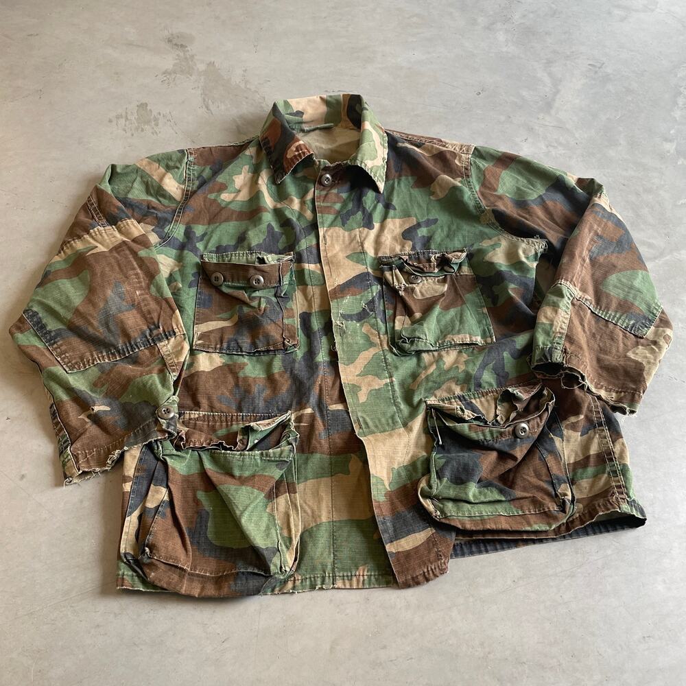 vintage 90s distressed camo jacket missing a button